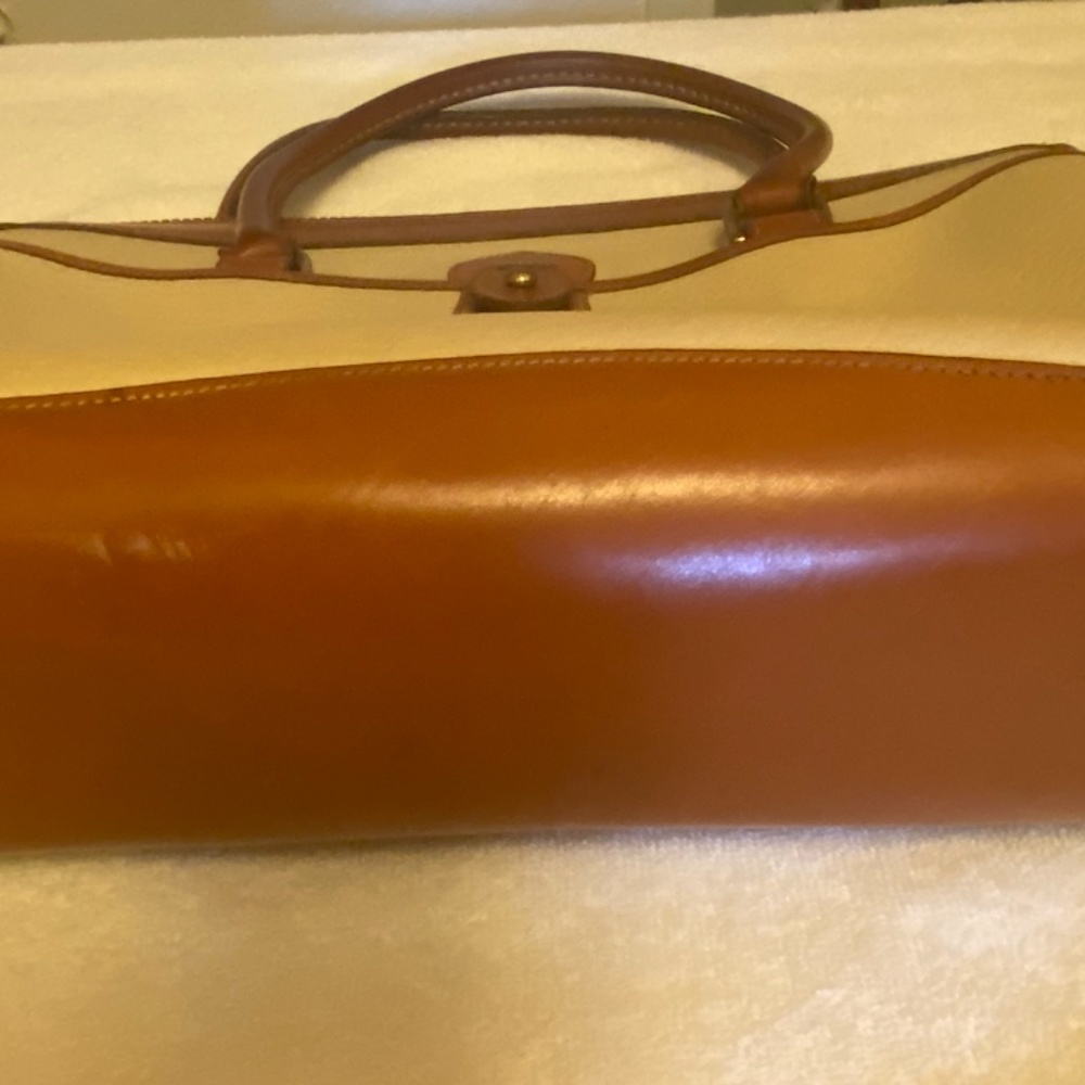 Dooney and Bourke Light Tan All Weather Leather Handbag with Shoulder Strap - Picture 5 of 8